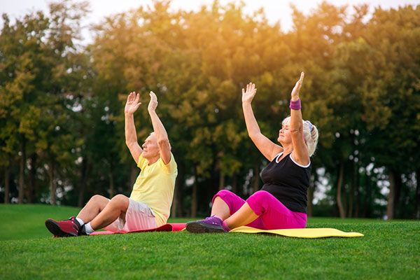 Chăm Sóc Sức Khỏe Toàn Diện Cho Người Lớn Tuổi: Bí Quyết Sống Khỏe Mỗi Ngày
